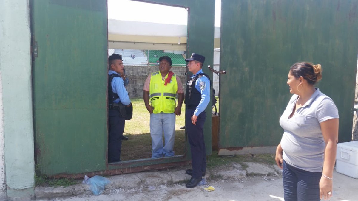 PoliciaHonduras's tweet photo. Agentes policiales de la #UDEP5 garantizan la seguridad en el encuentro deportivo entre Platense vs @CDMarathon en el estadio Excélsior de Puerto Cortés 
#ServirYProteger https://t.co/bnxJkClwhO