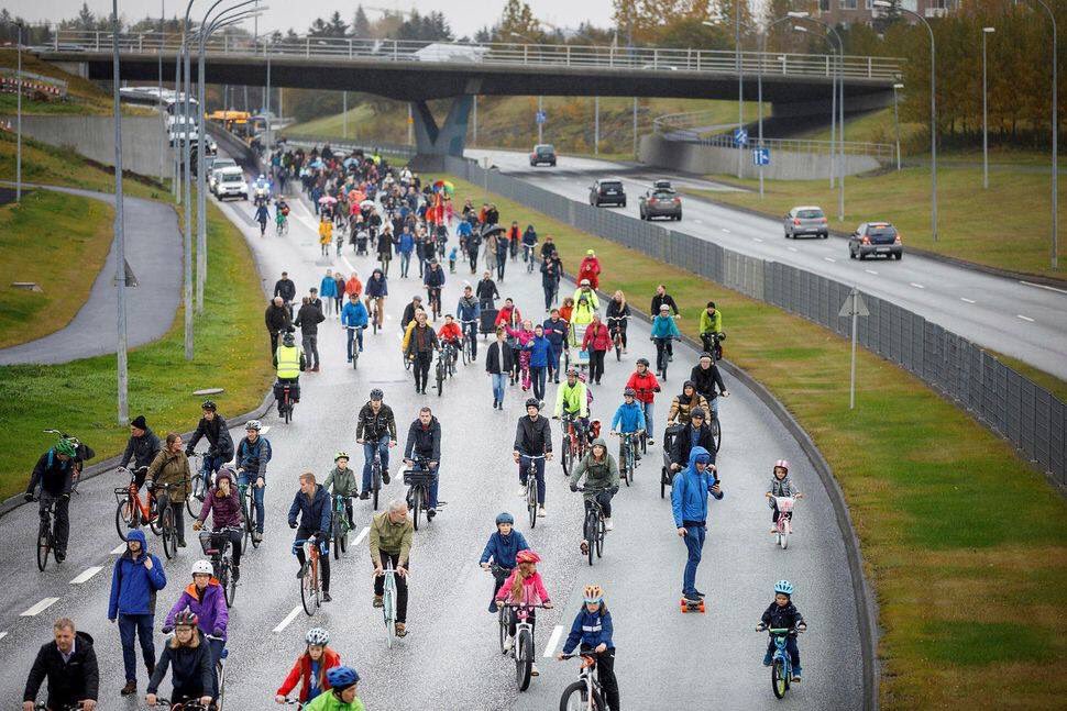 🛣 We closed the busiest highway in Iceland today and reserved it for a Mobility Parade. Thanks to organisers who took this idea all the way. /cc <a href="/billausis/">Samtök um bíllausan lífsstíl</a> <a href="/BrentToderian/">Brent Toderian</a>