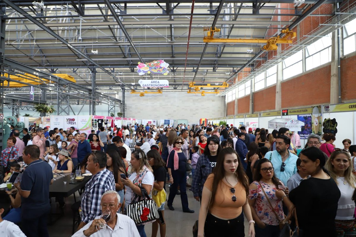 MartinOrozcoAgs's tweet photo. Gran cierre del #VinoFest2019, donde se dieron cita más de 100 mil personas entre locales y visitantes. @Aguascalientes es un estado vanguardista, con base en hermosas tradiciones y calidez humana. Te esperamos con los brazos abiertos en el próximo #FestivalDeCalaveras2019. https://t.co/JdDPHQAA4x