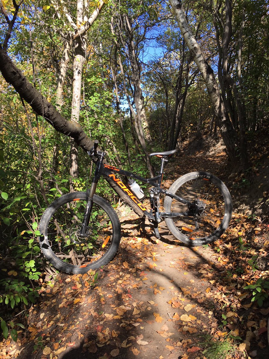 DrewDrewpreston's tweet photo. Went for a rip on the #Fluid3FS today. Hit up a bunch of #BlueTrails #Saskatoon @Meewasin Weather was awesome - hot like 26 Celsius but leaves are turning #colours and falling - winter is coming too fast me thinks #mtb #SaskatoonMountainBikeAlliance https://t.co/VKGFkx1X9s