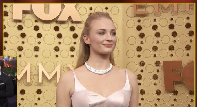 sansacstark's tweet photo. SOPHIE TURNER IS HERE AND SHE'S SO BEAUTIFUL #emmys2019 https://t.co/HRHQ7Cb3IP