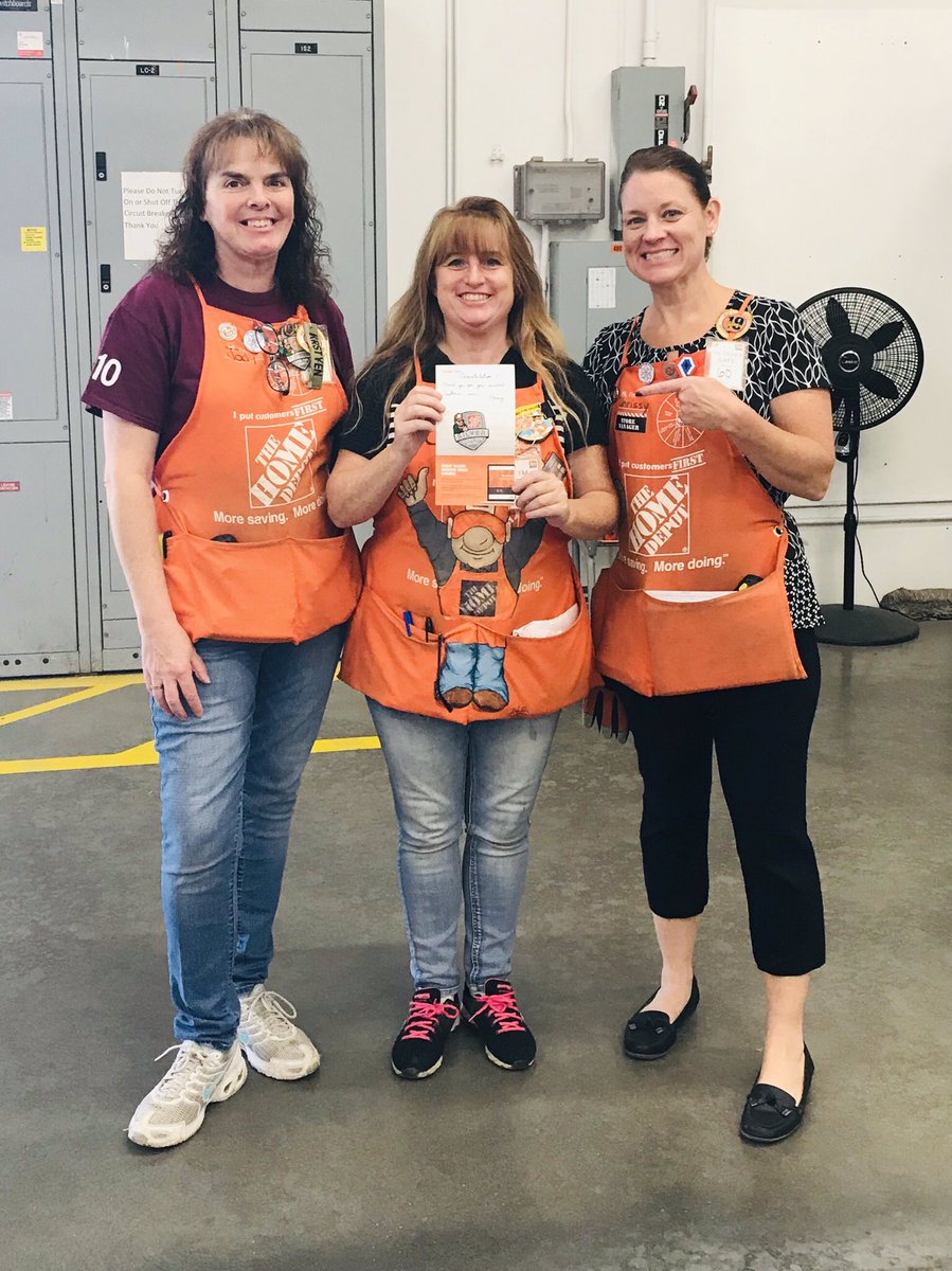 croberts19791's tweet photo. Congratulations Cindy on your Silver Award!  Thank you for your excellent customer service! #ChicopeeProud #SuccessSharingWeekend @jodykrstyen https://t.co/UwScsALS2b