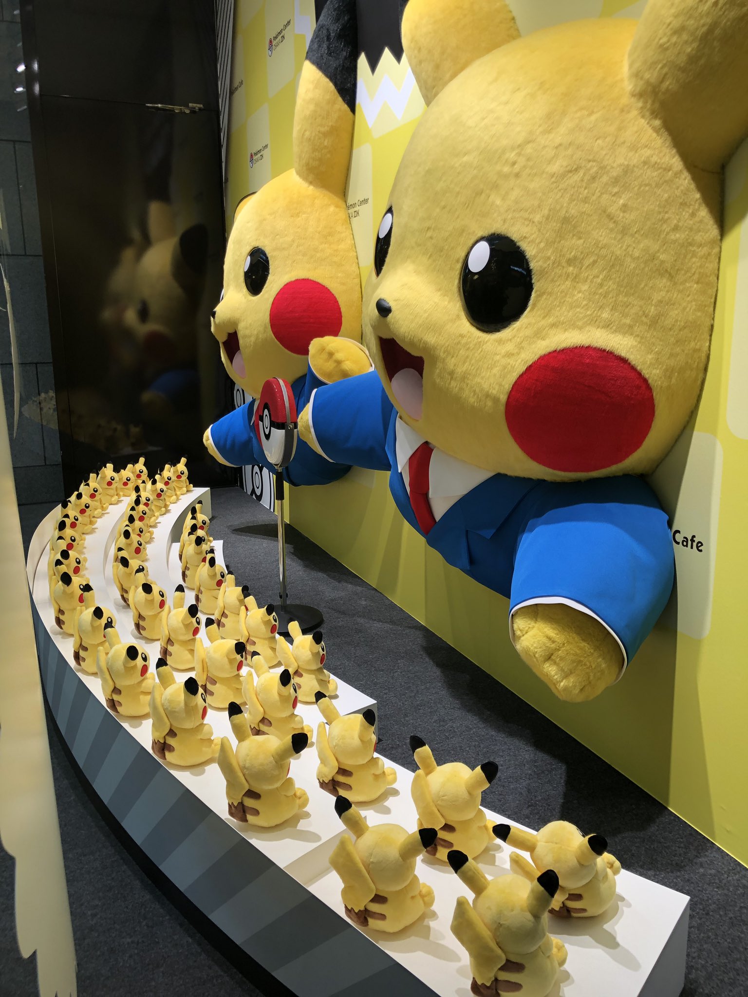 えむえむ ポケモンセンターオーサカdxとポケモンカフェ大阪がオープンした大丸の心斎橋店 心斎橋筋側に漫才ごっこピカチュウのショーウィンドウ T Co 8ejagbvowf Twitter