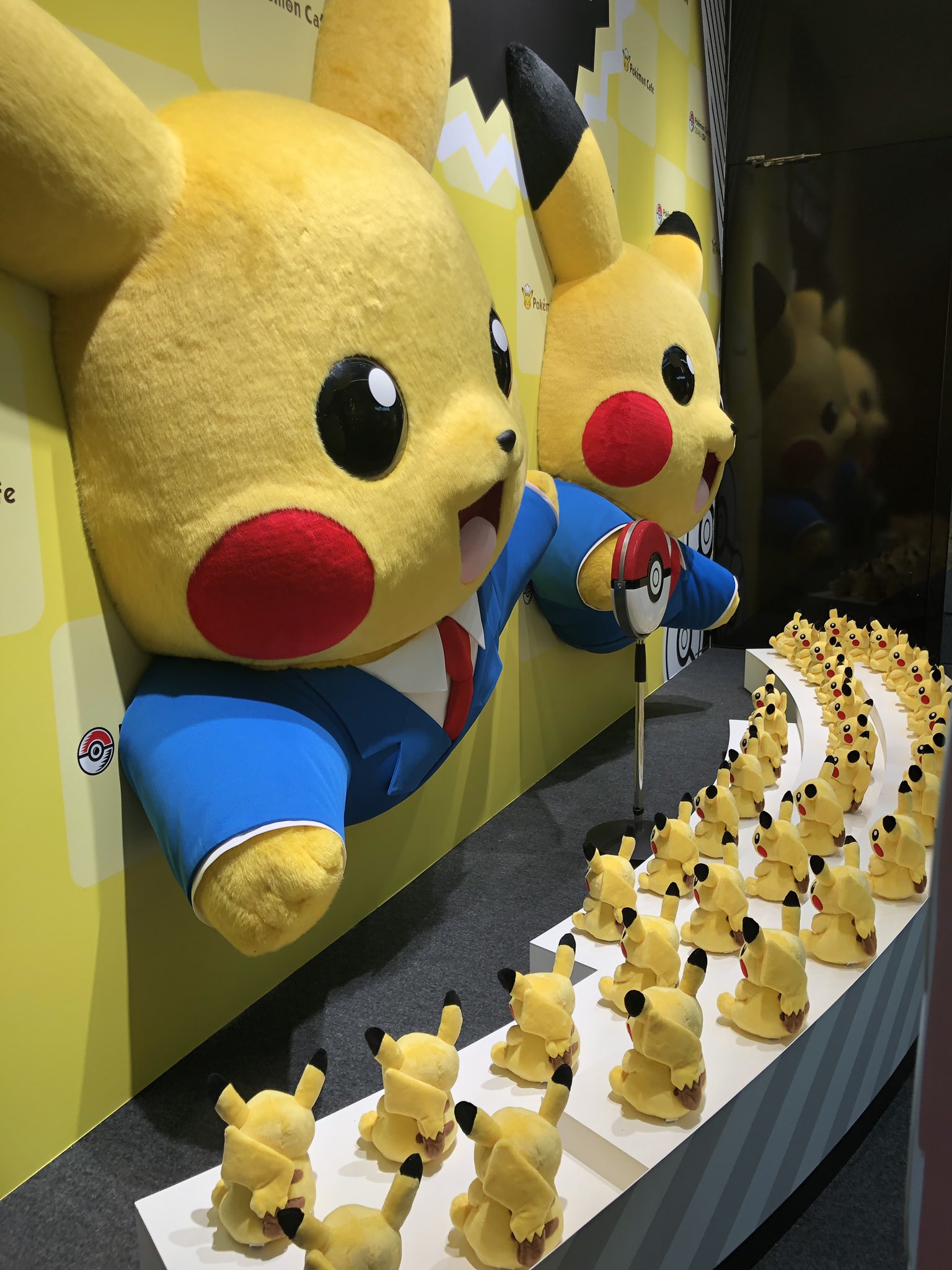 えむえむ ポケモンセンターオーサカdxとポケモンカフェ大阪がオープンした大丸の心斎橋店 心斎橋筋側に漫才ごっこピカチュウのショーウィンドウ T Co 8ejagbvowf Twitter