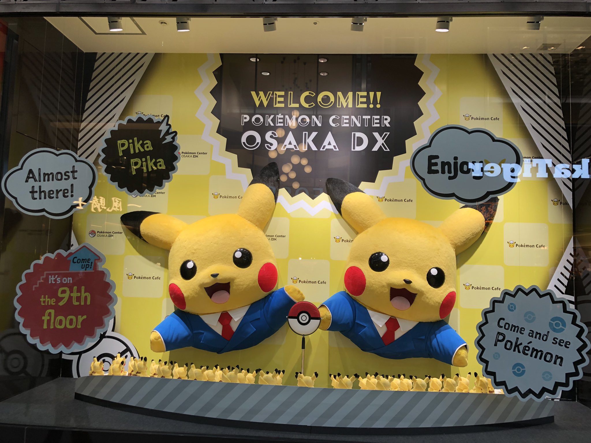 えむえむ ポケモンカフェ大阪に登場した パティシエのピカチュウ 1枚目が土曜目 2枚目が日曜日 どちらも良席でした T Co Tucvm2uird Twitter