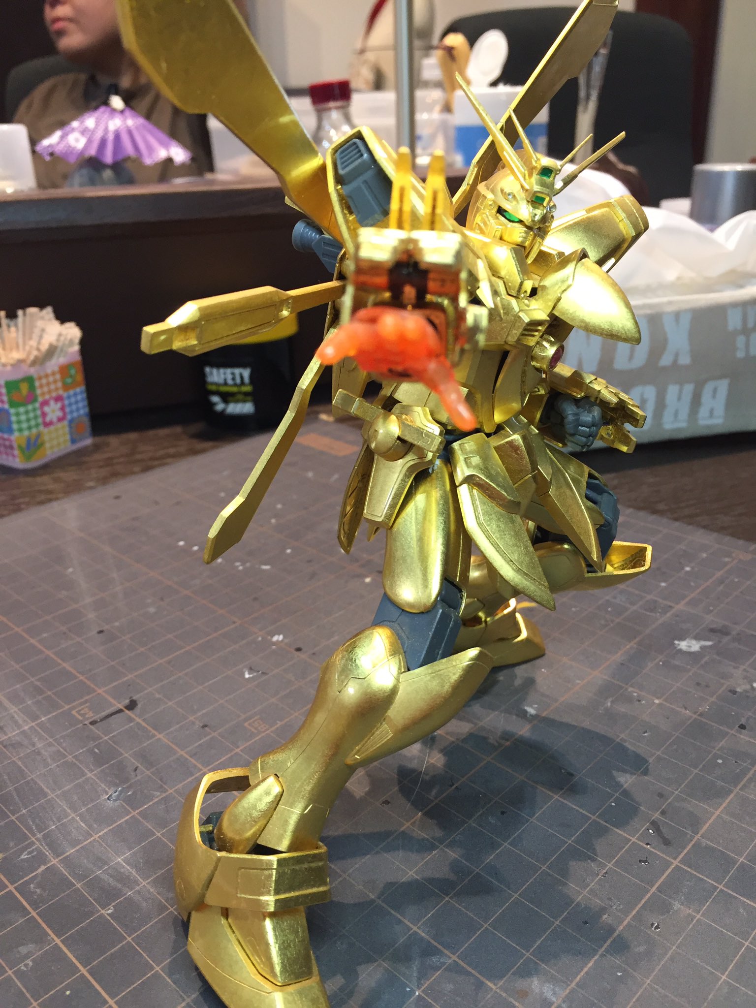 もっさん Tkmotsu1 ご来店です 金箔貼りゴッドガンダムをお持ちくださいました ハイパーモードぽくなってカッコいいです Pi 19 09 23 つくるカフェ Kawai I Naruki