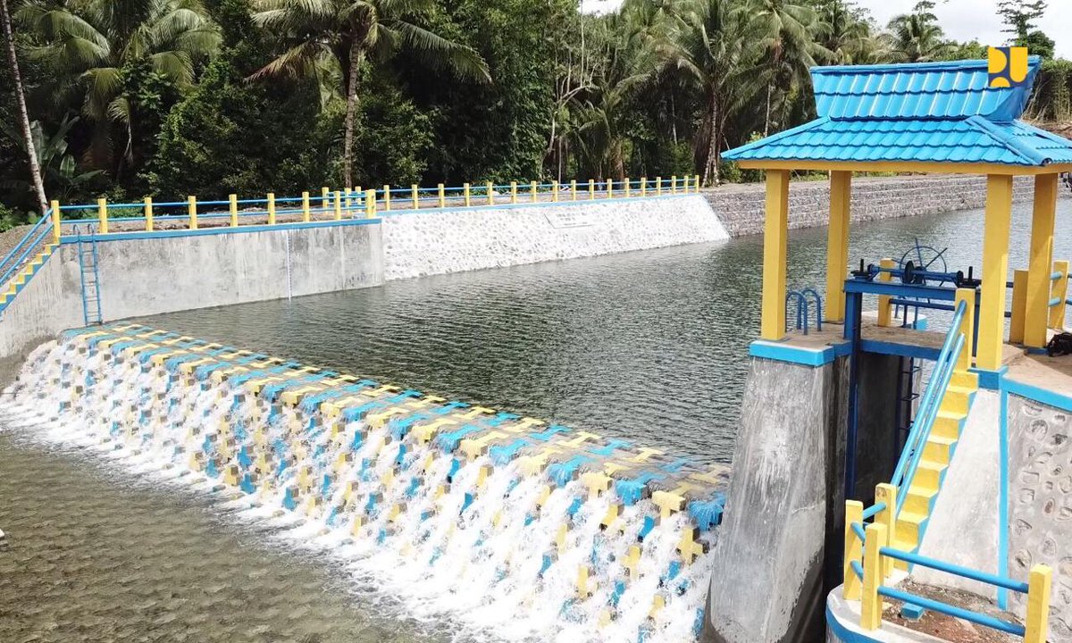 jokowi's tweet photo. Susunan balok biru kuning bendung Sungai Gugubali di Pulau Morotai ini adalah teknologi Bendung Modular yang dikembangkan Kementerian PUPR. Lebarnya 30 m untuk mengairi daerah irigasi seluas 300 ha.

Inovasi teknologi ini bermanfaat untuk daerah terpencil seperti Pulau Morotai. https://t.co/7ASCSWUPjm