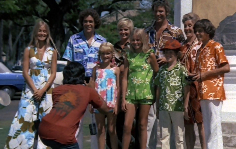 AlohaSpotter's tweet photo. The #BradyBunch headed to #Hawaii for the season 4 premiere, which aired on this day in 1972. The episode finds the gang exploring Oahu, and Bobby finds a cursed tiki idol 🌺🌴🎬👧👧👧👦👦👦👨👩 There are an assortment of #alohashirts, including pareu and tapa patterns. https://t.co/OQd8Agoe8a