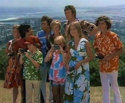 AlohaSpotter's tweet photo. The #BradyBunch headed to #Hawaii for the season 4 premiere, which aired on this day in 1972. The episode finds the gang exploring Oahu, and Bobby finds a cursed tiki idol 🌺🌴🎬👧👧👧👦👦👦👨👩 There are an assortment of #alohashirts, including pareu and tapa patterns. https://t.co/OQd8Agoe8a
