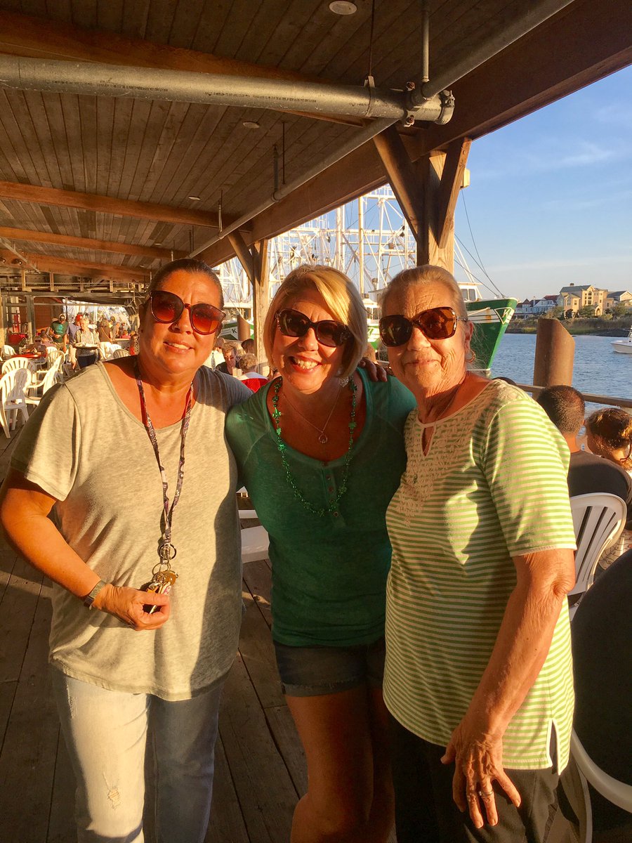 loritom61's tweet photo. As the sun sets on summer, spent it with my favorite people at our favorite place! @TheLobsterHouse https://t.co/6f4R0PU6co