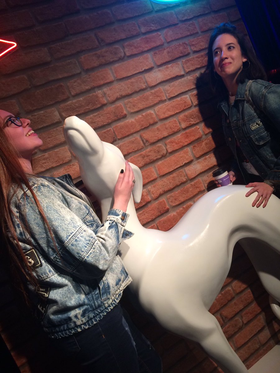 LoreSuarezR's tweet photo. En honor a una de mis series fav here it is, “the one where we waited 8 hours on the longest queue ever”: #warnercafe #FRIENDS25 https://t.co/QmxPaPQZb0