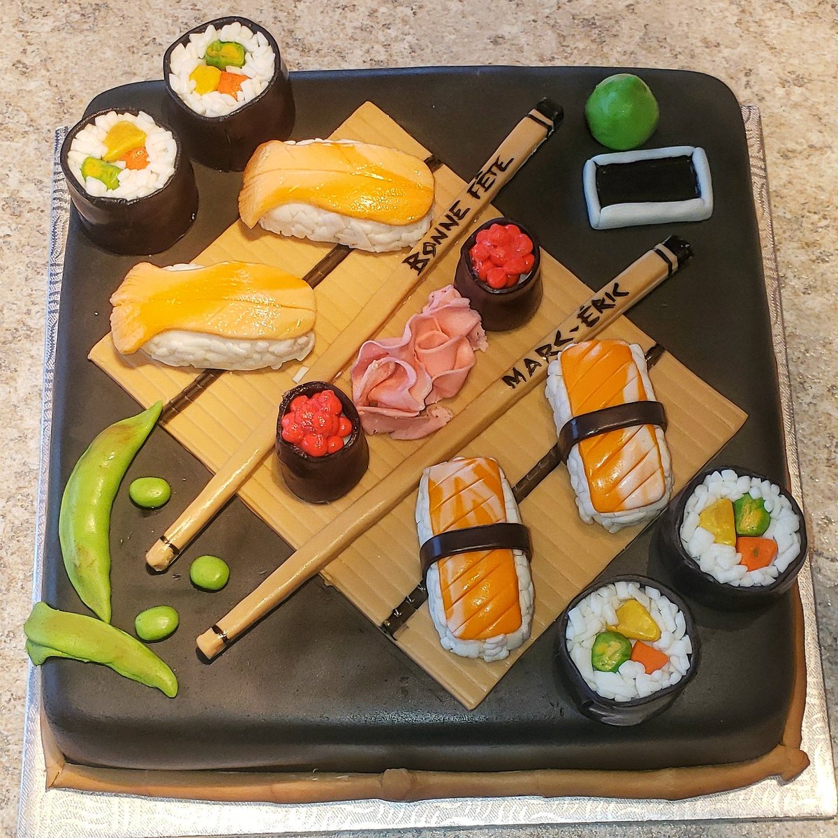 0xMariex0's tweet photo. Gâteau que j'ai faite faire pour l'anniversaire de mon amoureux ❤🍱🍣 c'est tout une réussite !!!! https://t.co/Xe7tfrIsXF