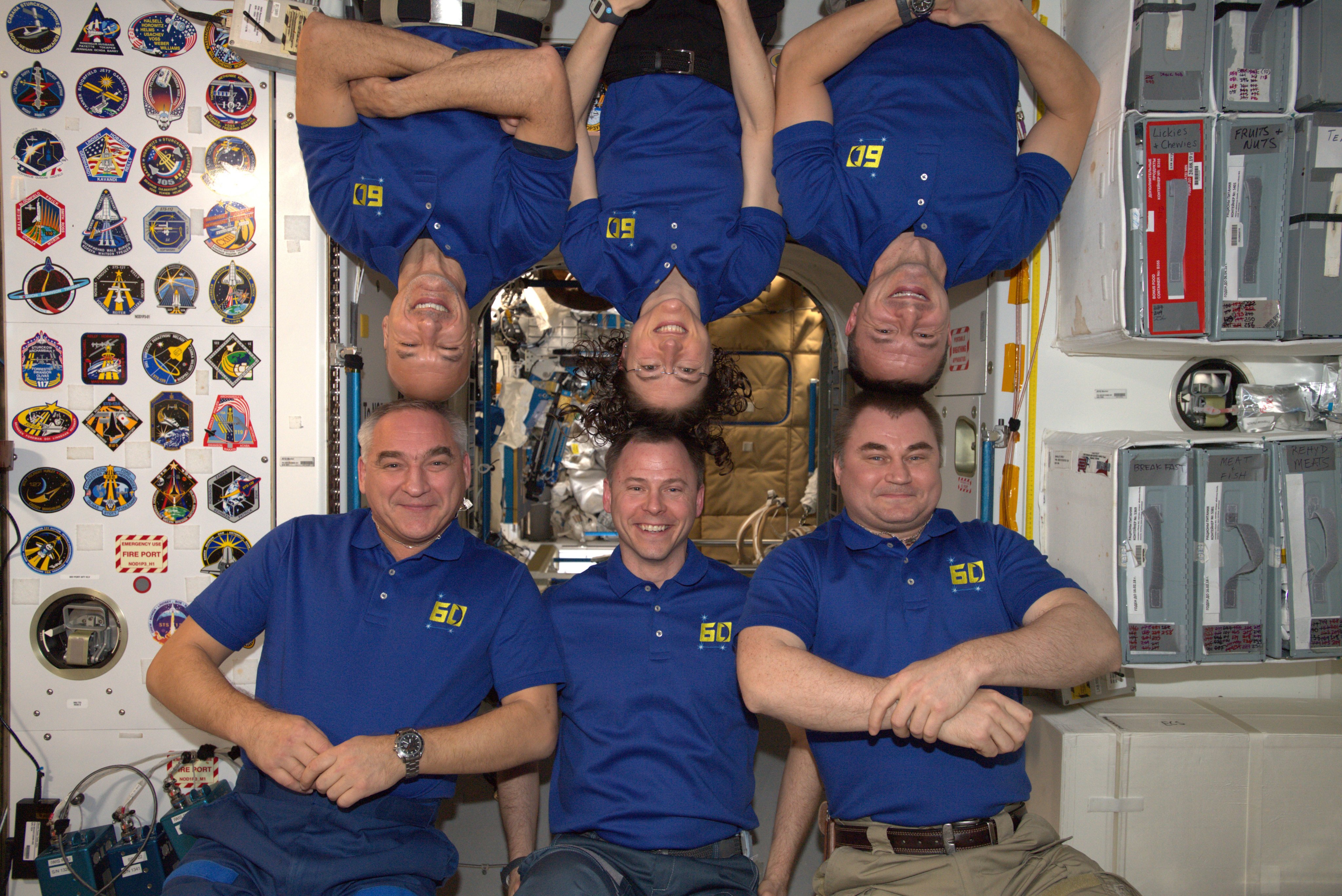 Деньги на мкс. Овчинин на МКС. Форма Космонавтов на МКС. Овчинин космонавт. Форма Космонавтов МКС сине желтая.