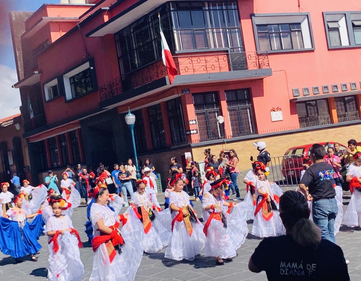 PerezAstorgaE's tweet photo. ¡Que bello es mi Veracruz!
Hoy en Coatepec se realizó la tercera edición del Jarochódromo, donde cientos de bailarines presentaron las tradicionales danzas folklórica del sotavento veracruzano al ritmo de son jarocho. https://t.co/AeGnLWdwXR