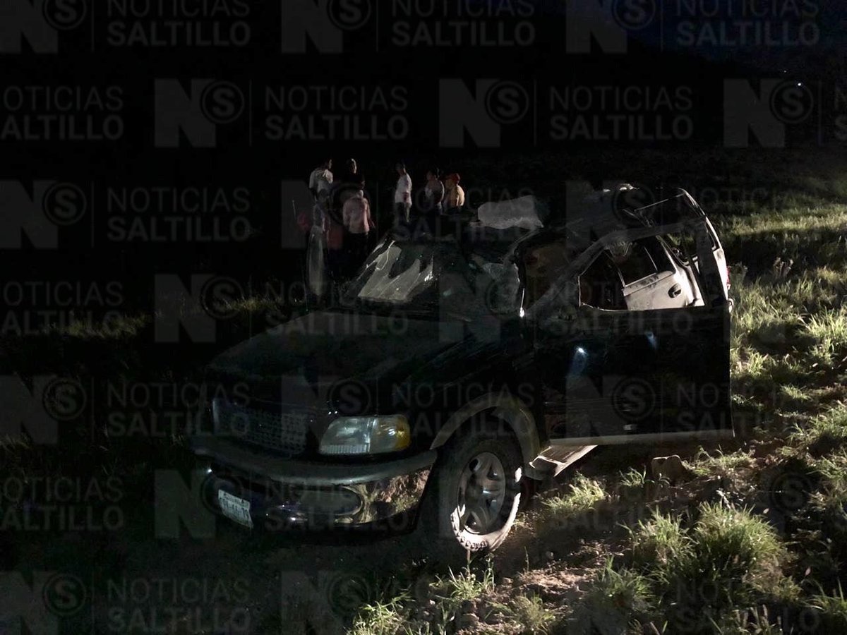 nSaltillo's tweet photo. Se registra volcadura sobre la carretera #Saltillo #Torreón kilómetro 31. Paramédicos de @CruzRojaSalt trasladan a dos personas lesionadas. https://t.co/RT7FMzZVfC