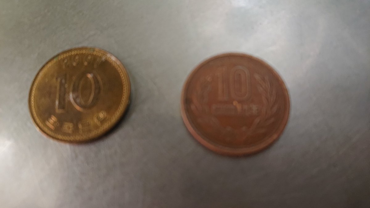 10円玉にまざって10ウォンが😂 会計の時はちゃんと確認しなきゃですね💦 お客様にお釣りとして出してしまう前に気付いてよかったです😭  以前母が500円玉と500ウォン間違えて受け取ったことがあるので注意はしていたんですが😫 なんで韓国の硬貨ってこんな似てるの…