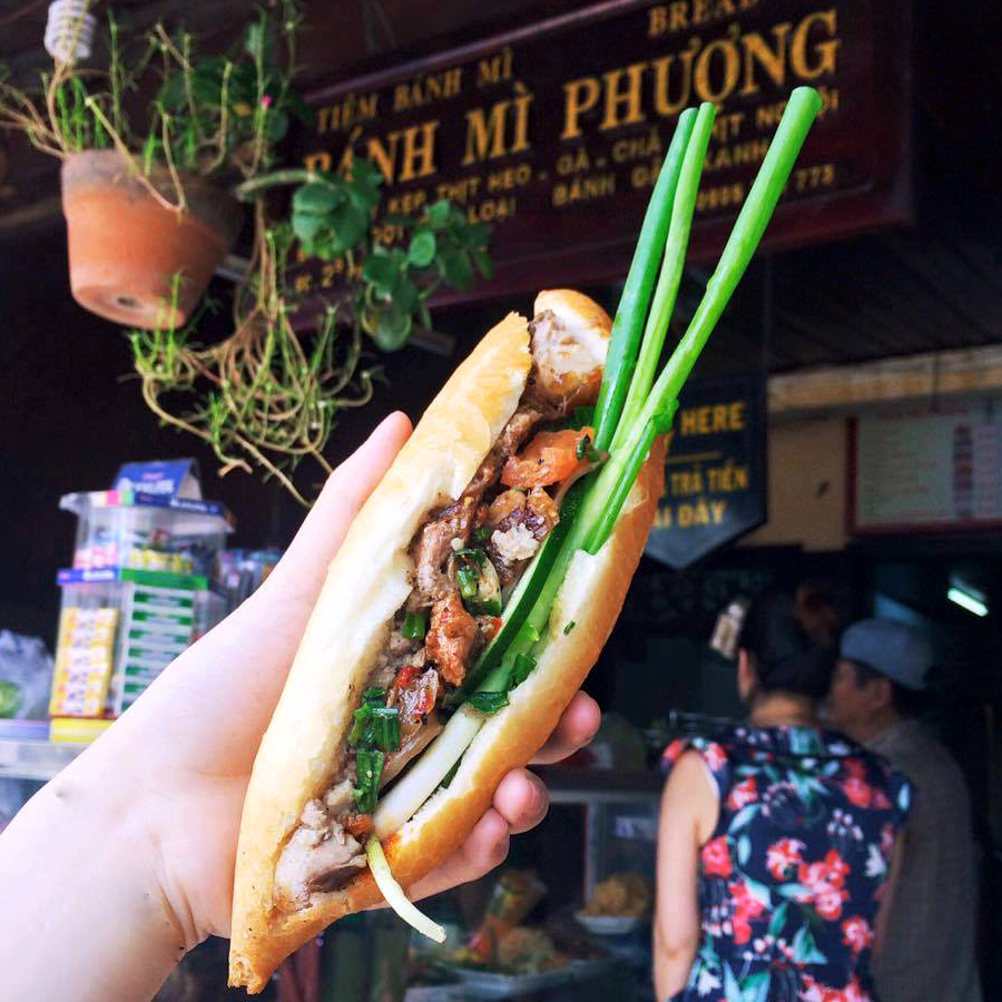 MyanmarTouching's tweet photo. When coming to Vietnam, tourists can easily see the image of bread shop in any streets. However, the famous bread brand in Vietnam and also over the world is “PhuongBread”. This is the bread honored as “the best bread in the world” by the Chef of French President.
#hanoi #vietnam https://t.co/JxBk8NePVZ