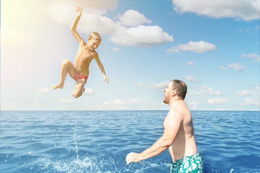 Сын кидает. Подкидывают в воде. Мужчина подбрасывает ребенка. Мальчики в бассейне. Отец подбрасывает ребенка в воде.