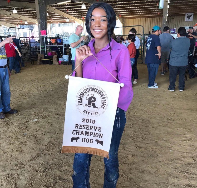 SRHS_KHernandez's tweet photo. Y’all help congratulate Ashleigh Jackson on having her hog named Reserve Grand Champion at a FFA showing! 😍 

Wish her luck this week as they continue to compete.🐷🏆 https://t.co/V81RvfiE9N