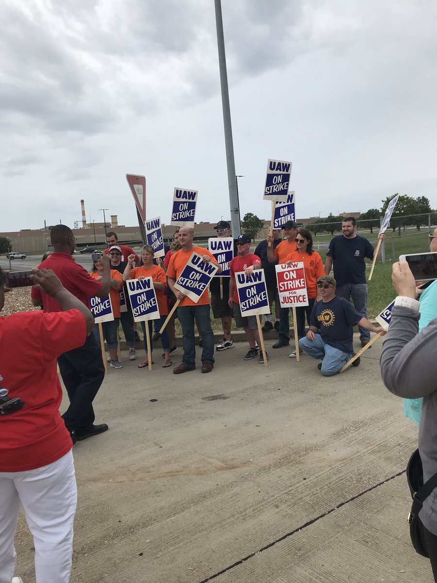 cathysherwin's tweet photo. Photos from Wentzville MO today. Wonderful to see so many awesome union members and see the public support for their critical fight! @UAW2250 @UAW #1u @_General_Motors #strike #solidarity  #SolidaritySunday  @CLUWNational https://t.co/RCILtzfiq2