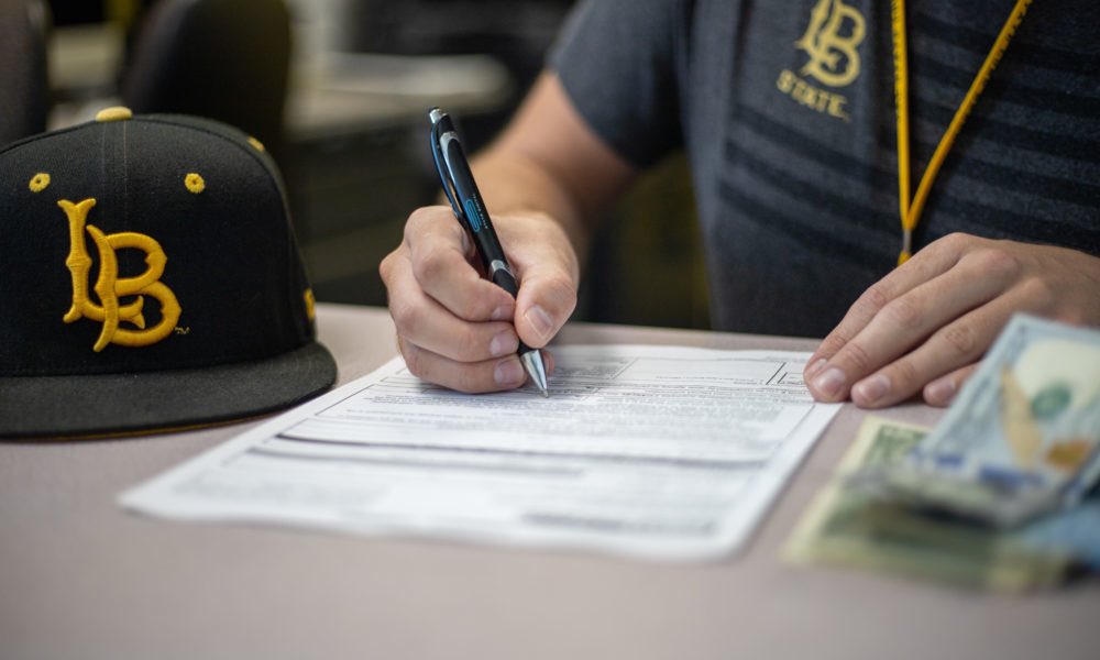 D49erSports's tweet photo. SB 206 will give CA college players the chance to make money off their likeness but it also holds unintended consequences. 
(📝:Guadalupe Perez, Mireya Tagle, Pavel Pilipenko, 📸:@ryanguitare)

https://t.co/3dSgYvXo0B https://t.co/lEt4V3SZ64