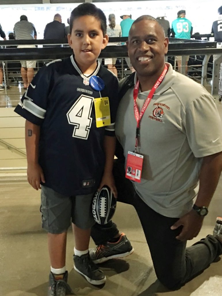 Foss_Sports's tweet photo. Big fun meeting up with one of our @MakeAWishCSTX Wish Kid & family today as @dallascowboys win! #LDTL @ESPN_SA #ARBOT https://t.co/3BRXNmzbSZ