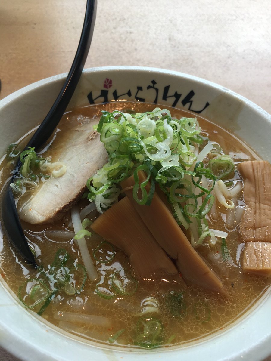 326tter 島にいるので探さないでください 東京駅近くの旭川ラーメンばいこうけん 新幹線と東京駅を見ながらラーメン食べられるし 丼ハーフメニューもあるし Dqウォークもできます 小鉄が喜ぶ 電車を見てる間に食え