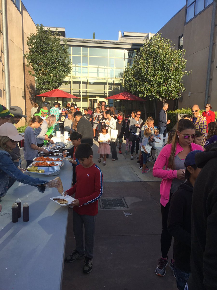 SolanaPacific's tweet image. Wonderful morning! Thank you volunteers for waking up before dawn to make us a yummy breakfast! #sbsdedu #sbsdsp