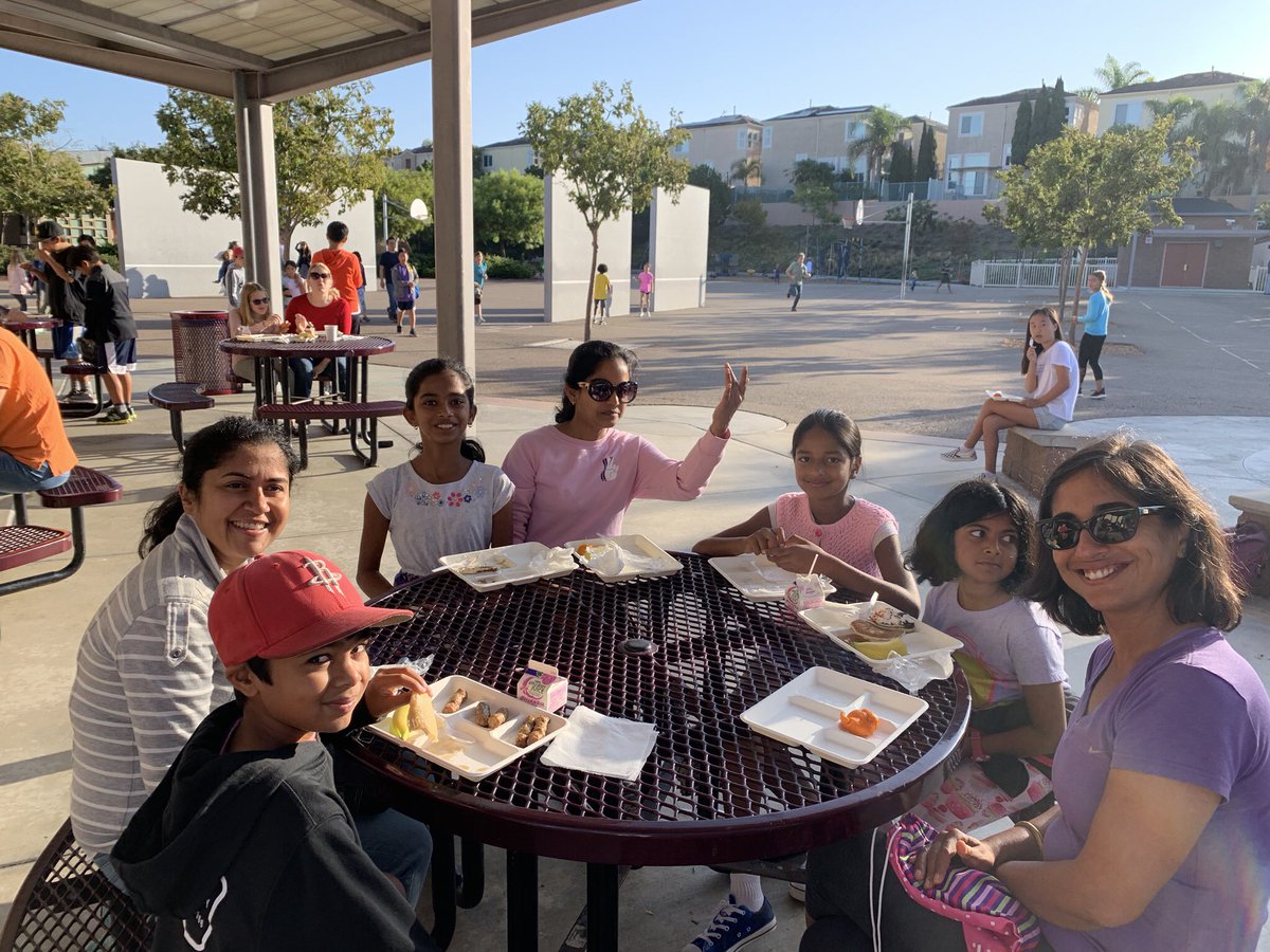 SolanaPacific's tweet image. Wonderful morning! Thank you volunteers for waking up before dawn to make us a yummy breakfast! #sbsdedu #sbsdsp