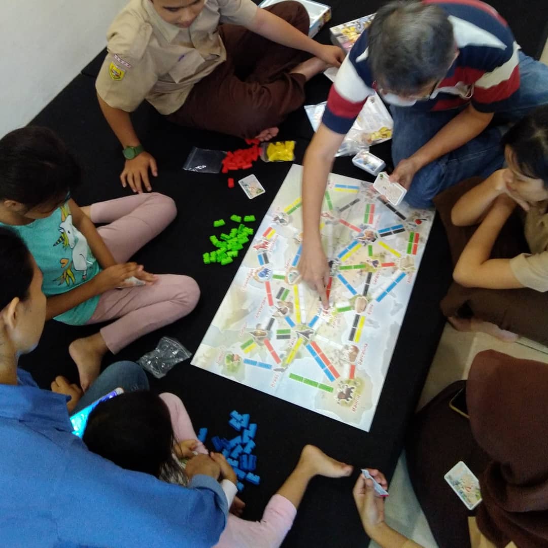CintaBaca_ID's tweet photo. CINTA BACA - BOARDGAME CLUB.
.
Setiap Senin, mulai pukul 16.00 wib ada boardgame club di Cinta Baca Bogor. Ramein kuy!
.
Kita main bareng, mengasah strategi, juga nambah teman. 
#CerdasBerbudiLuhur #MembacaMengubahHidup #Boardgame #cintabacaboardgame https://t.co/B38Wxbx0Vd