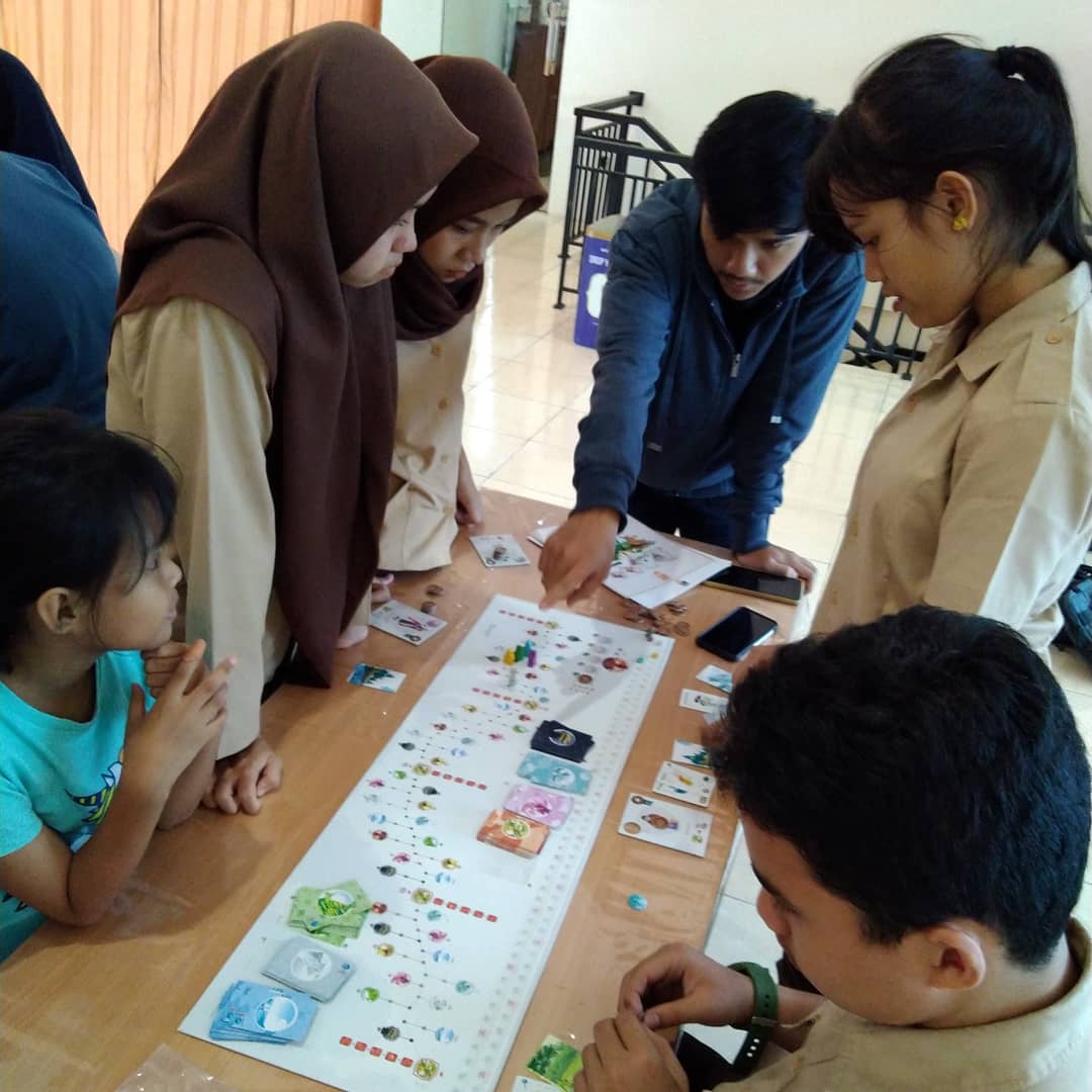 CintaBaca_ID's tweet photo. CINTA BACA - BOARDGAME CLUB.
.
Setiap Senin, mulai pukul 16.00 wib ada boardgame club di Cinta Baca Bogor. Ramein kuy!
.
Kita main bareng, mengasah strategi, juga nambah teman. 
#CerdasBerbudiLuhur #MembacaMengubahHidup #Boardgame #cintabacaboardgame https://t.co/B38Wxbx0Vd