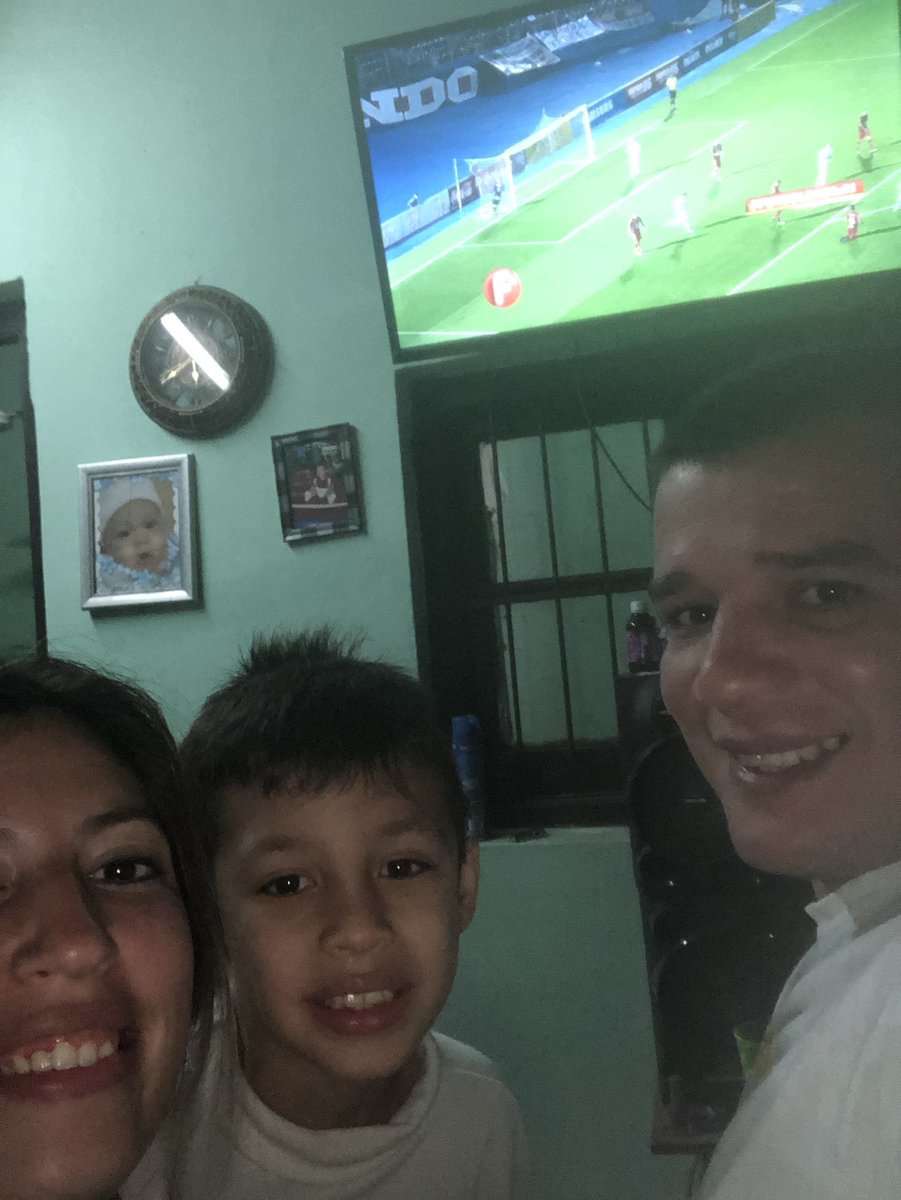 MariAnfig's tweet photo. Viendo futboleros como todos los domingos con@richarmartinetti y Lucas Ezequiel #FutbolerosxTS @hernan77osorio https://t.co/M4l7OyqZOy