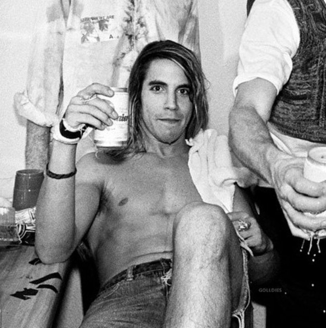 Anthony Kiedis de los Red Hot Chili Peppers en backstage, 1987. 