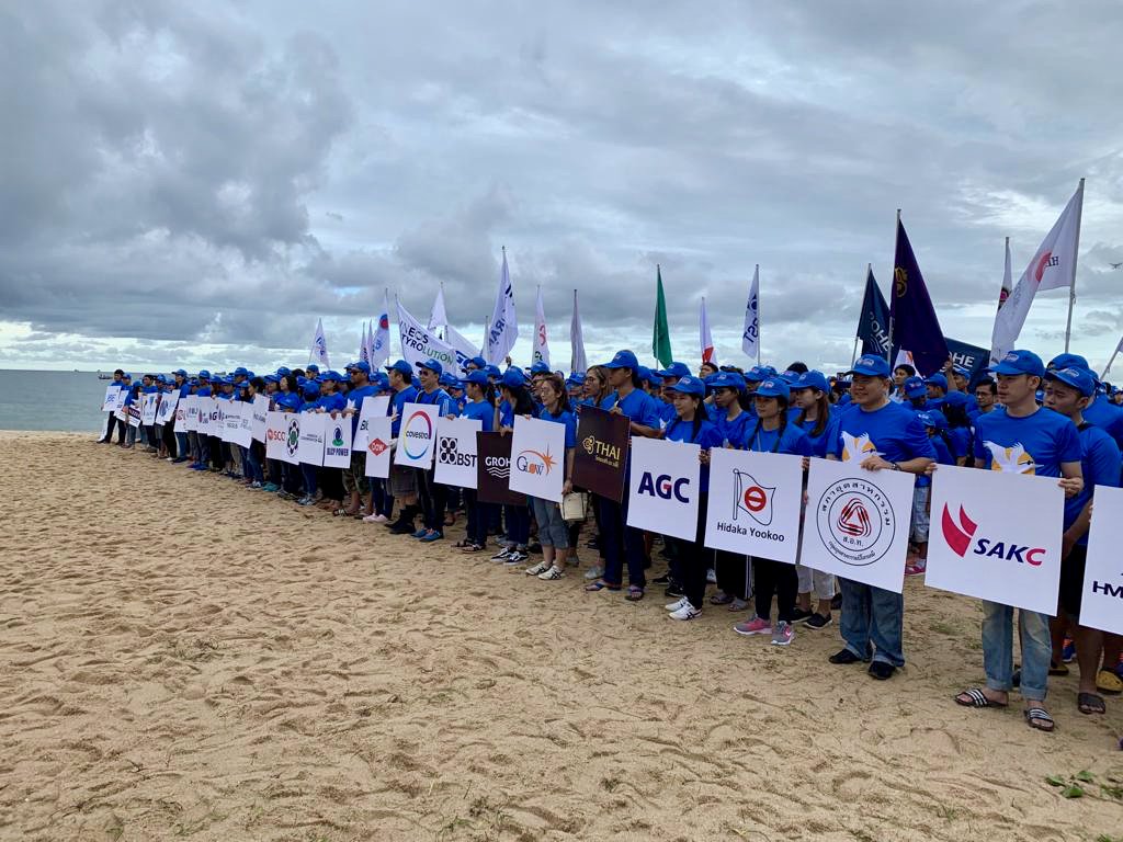 Good to join 4000 volunteers for the International Coastal Clean-up in Thailand. Shocked by the prevalence of micro-plastics &amp; grateful for the conversations across different stakeholders re. steps being taken to raise awareness and find solutions #pullingourweight #changemakers