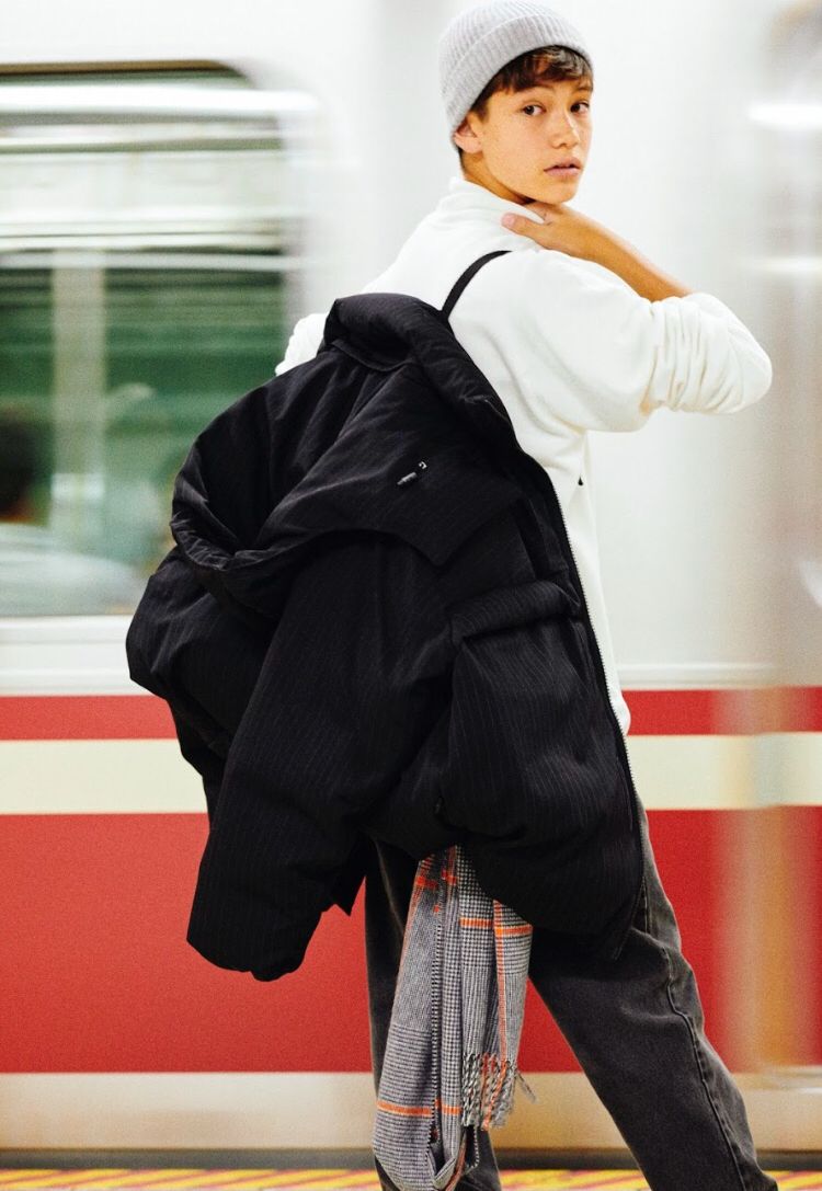 Popeye 都会の冬にはいささかオーバースペックなダウンジャケット 地下鉄では余計に暑いし 肩に掛けられるストラップが付いたものがいい リュックみたいに背負えば ぼてっとしたシルエットも可愛いと思うんだ インナーはハイゲージのタートルネック