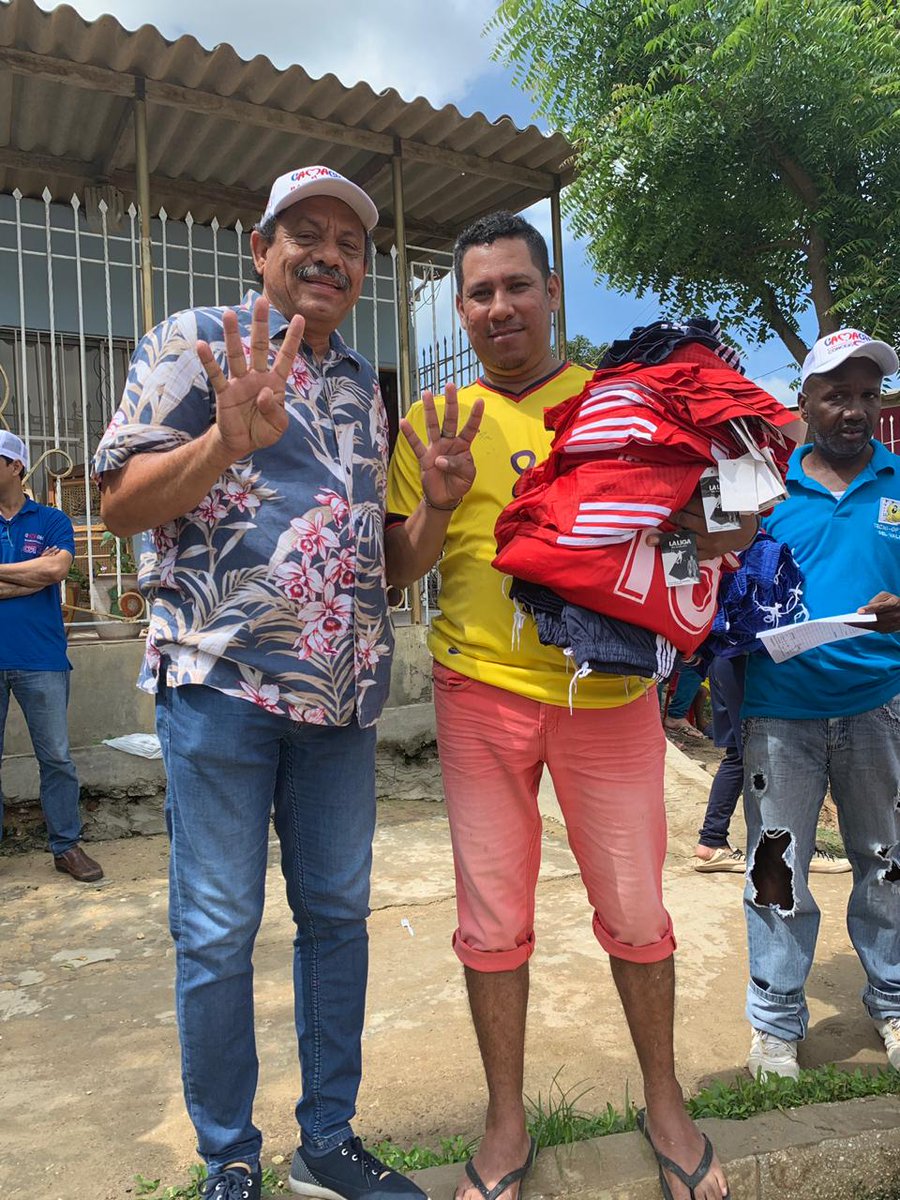 josecamacho01's tweet photo. Un domingo para compartir entre amigos, iniciamos la jornada entregando 5 juegos de uniformes a la Unidad Deportiva Campo Alegre en el Barrio La Esmeralda.
#VamosPorLoSocial #CR4 https://t.co/7LNCZI4zlq