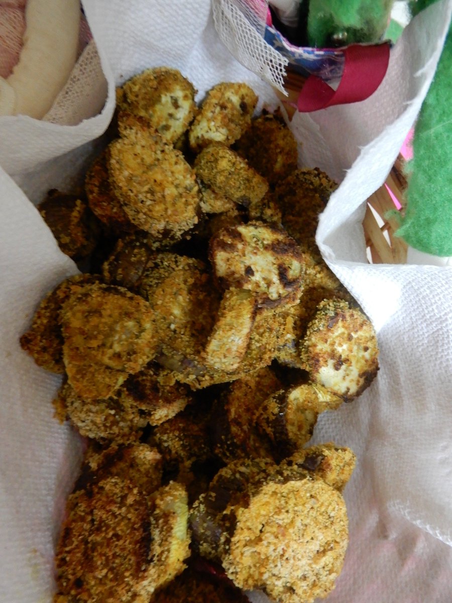 Much simpler was this #Popcorn #Eggplant appetizer... basically I just repurposed the Popcorn Okra recipe from last week on Japanese Eggplant. 😅You just mix #chickpeaflour with #water, #Salt and #garlic, soak your sliced veg in that, then dredge in #breadcrumbs and spices