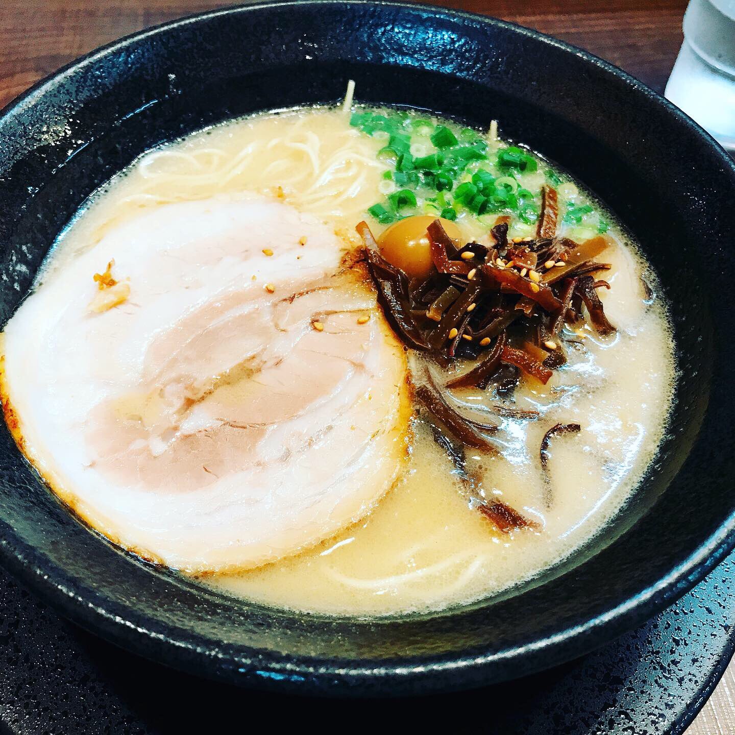 ふくchan 福井県 福井市開発にあるラーメン まくり屋 福井県で数少ない 博多ラーメンが食べれるお店 セルフで高菜があり それだけで嬉しい 福井 福井観光 福井ランチ 福井グルメ ラーメン 福井ラーメン 博多ラーメン 細麺 高菜 まくりや