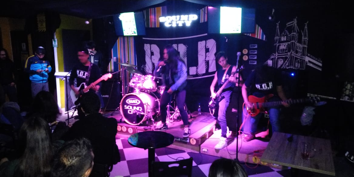 henryrage's tweet photo. El viernes pasado #KeepRockingBogotá se realizo en Suba en @SoundCityBar de la mano con @andresduranrock y @ROR_OFICIALL @RoundUpUltra @VoragineBand @Dosis_Letal giras por Bogotá y ahora escuchamos a Andrés en @radionica en Metal Detector. @Barbanegrapro https://t.co/bPc8EFNsJ0