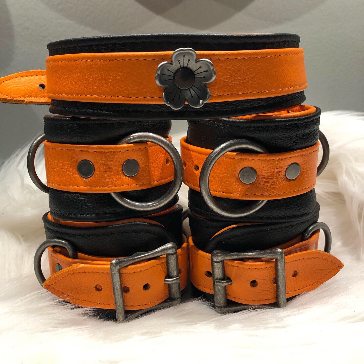 GoodsByCMEKink's tweet photo. #leathercuffs from earlier! They now have a matching #leathercollar just in time for #halloween If you’re interested let me know. #collar fits from 15” to 20” neck, #anklerestraints fit from 7.5” to 10.5” and #wristrestraints fit from 6.5” to 9.5”.

#bdsm #bondage #kinkonabudget https://t.co/gPCQ7ATG1B