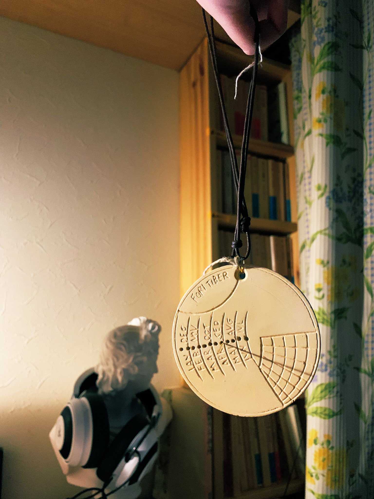 تويتر 藤村シシン 11 19考古学講座 على تويتر はっ 違う 縦にして使う だから持つところ付いてるのかな これなら確かに時計盤に針の影が落ちる でも古代ローマ時間でこれは何時なのか 一日は24時間 日の出てる時間は12時間 マス目は6 6 正午はどこなんだ