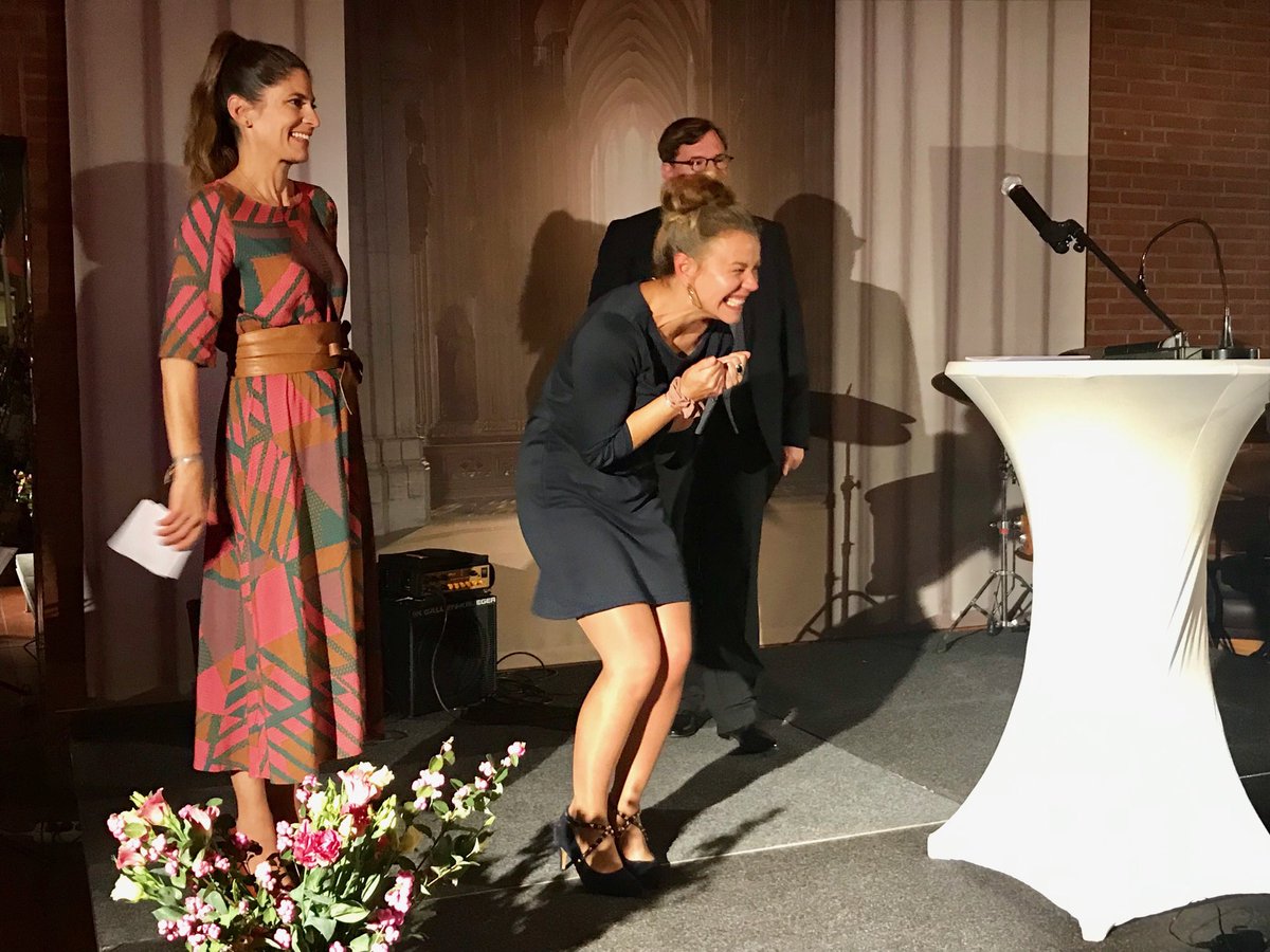 TeamTasso's tweet image. Yes! Romy Hausmann hat soeben eine gute Nachricht erhalten: Die Krimiautorin erhält für "Liebes Kind" den Crime Cologne Award 2019. Mehr auf buecheratlas.com oder gleich hier: bit.ly/2kuJzA1.
#crimecologne #romyhausmann #krimi #bookstagram #lesen #buecher #dtv