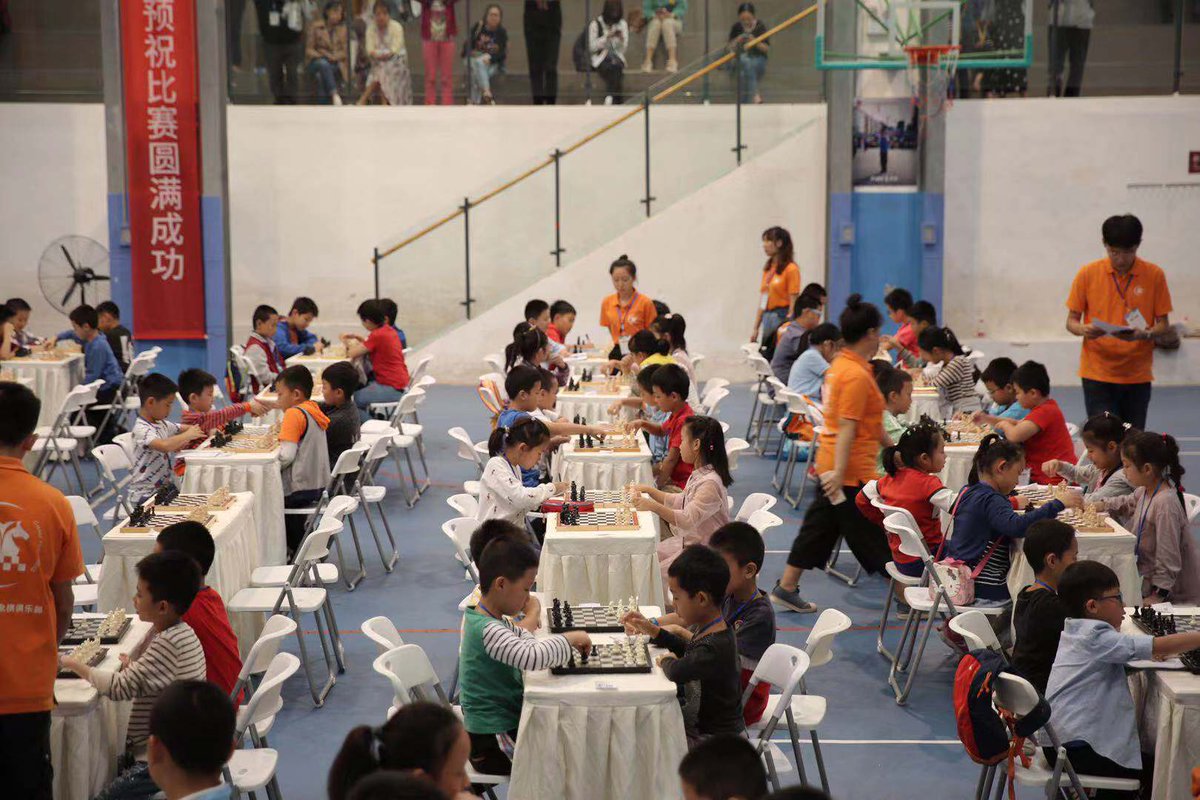 GM Li Chao said he is so happy to become the award presenter for a local chess tournament, and see so many talented young players😀😀😀