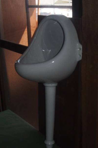 تويتر 懐かしい昭和時代 على تويتر 田舎の祖母の家のトイレがこんな感じ ドアもカンヌキも木製でスースーすき間風 夜は暗ーい裸電球 男子の便器にはカラーボール トイレにスリッパやなんやらよく落とした オーバーオールの胸ポケットに入れておいたパスケースが