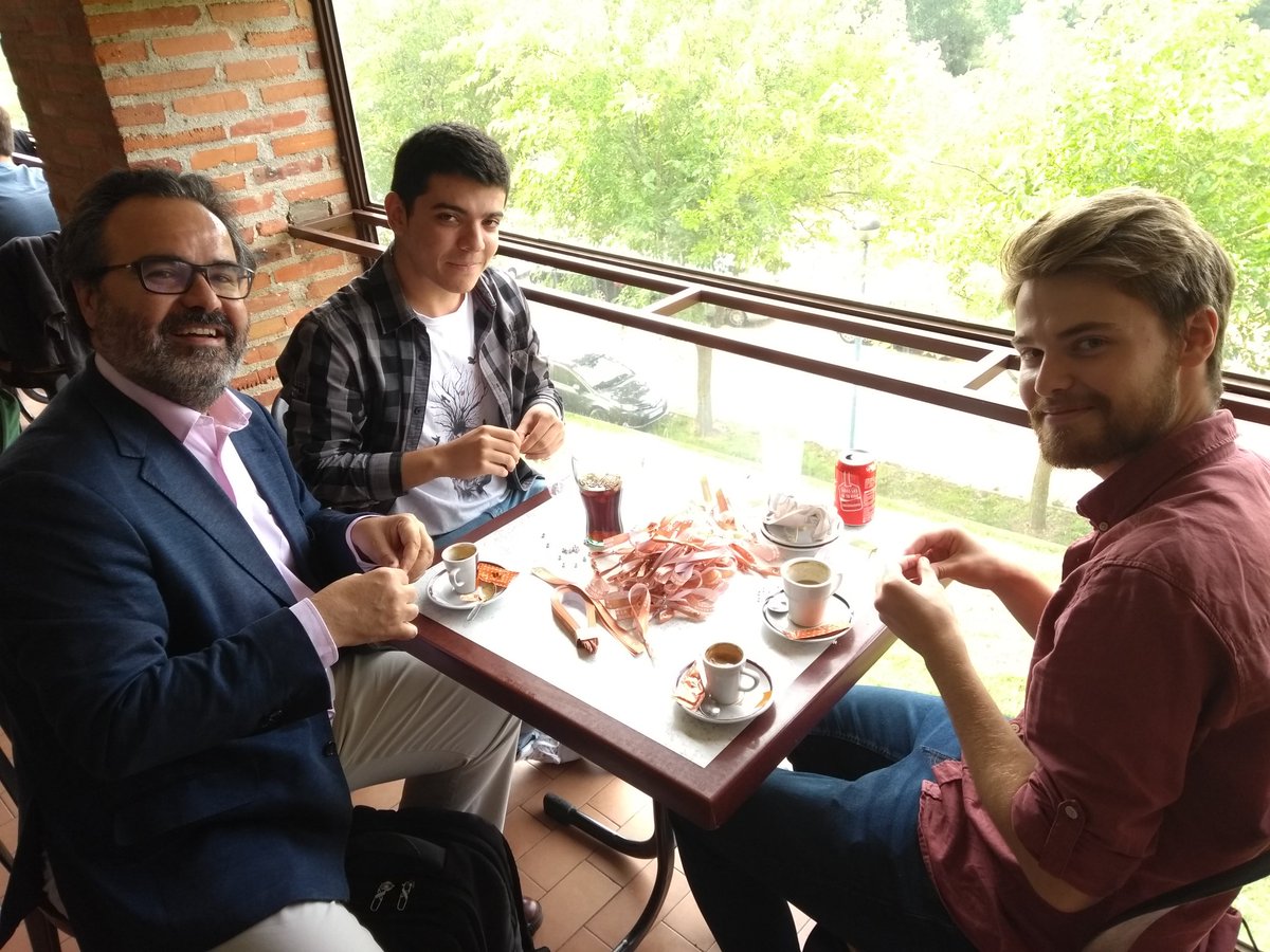 ABSalBiotec's tweet image. Hemos descubierto que @LluisMontoliu no solo es un grandísimo ponente. También se le da genial hacer pulseras de la #BiotechWeekSAL