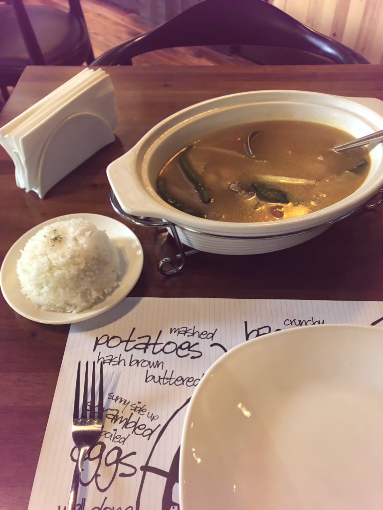 GeroldSchlegel's tweet photo. #GSchribig
Letzte Mahlzeit und Stärkung bevor es auf den Heimflug geht:
Cebu Hongkong Zürich
Leichte Kost: Klare Suppe mit Huhn und Reis.
Habe mir abgewöhnt in Fliegern zu essen. Trinke dafür umso mehr Wasser. https://t.co/yrA6R25xvc