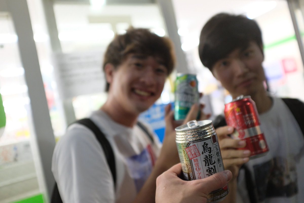 mtkFE's tweet photo. 深夜のゴールデン街
マスターの昔話や彼の生き方
そして長きにわたる研究の話を聞く。

後輩たちと過ごす夜。

#X100F #FUJIFILM #Hirotaphoto #camerab https://t.co/zumprvSGsG