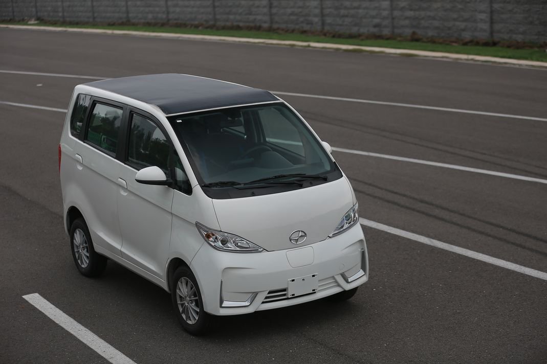 HanergyGlobal's tweet photo. Hanergy successfully finishes 1-month test drive of the world’s first commercial #solar powered car, which can run without charging for at least 30 consecutive days.

#GoSolar #HanergyNews #energy #ThinFilm #RenewableEnergy #EV #ElectricVehicle https://t.co/1zaKm2DGMd