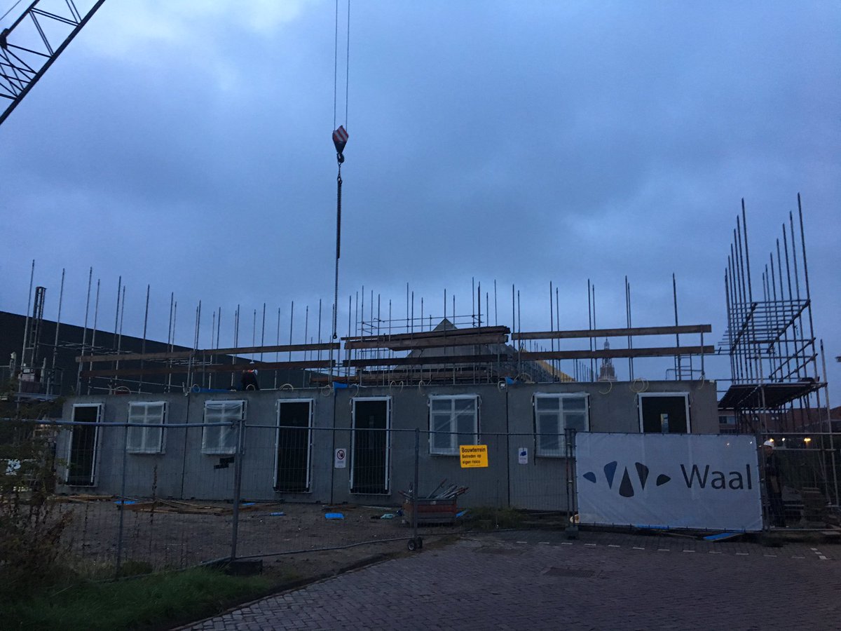 ArianKleijn's tweet photo. De laatste casco’s van de 27won Gijsbert Dirkzwagerstraat @Gem_Maassluis voor @MaasdeltaGroep worden deze week afgemaakt. Blijft mooi om te zien hoe snel een woonwijk overeind komt. @WaalBouw #SCT #maakiQ https://t.co/0t7Z8Td32c