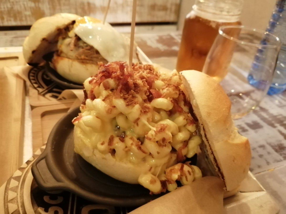 LoQDiga_LaRubia's tweet photo. Segunda vez en mi vida que como hamburguesa con macarrones y... madre mía qué cosa más rica!! #OldJack #Bilbao #ElBuenComer https://t.co/HwhlU42EX1